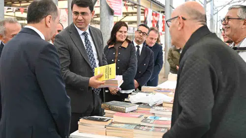 Uşak'ta edebiyat rüzgarı: Vali Kartal fuar alanında incelemelerde bulundu
