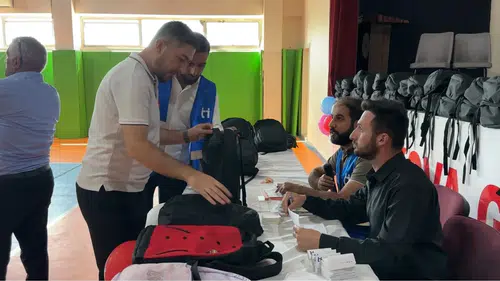 Yüksekova'da yüzlerce çocuğun okul heyecanı İyilik Çantası ile taçlandı