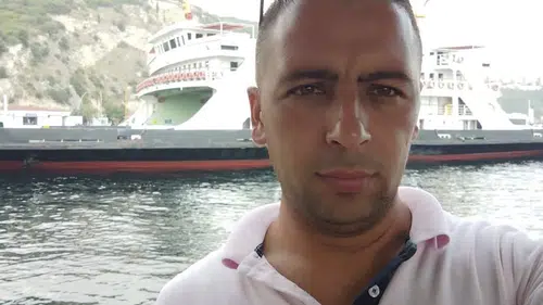 Kamyonuna yük getirdiği iş yerinde feci son: Tonlarca demir üzerine devrildi