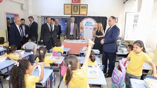 Çankırı'da okul zili çaldı: Minik öğrencilerin ilk durağı valilik makamı oldu