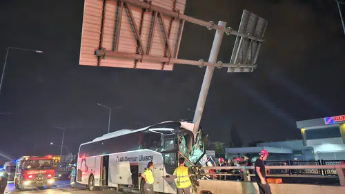 Adana'da gece yarısı dehşeti: Otobüs demir yığınına döndü