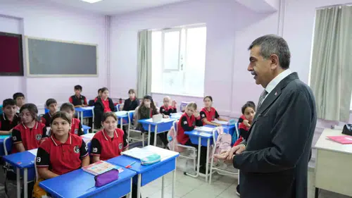 Bakan Tekin'in Yalova ziyaretinde hüzünlü anlar: Kayıp öğretmenin meslektaşlarına taziye