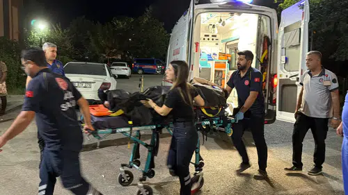 Kahta'da gece vakti dehşet: Kaldırımda otururken otomobilin hedefi oldu