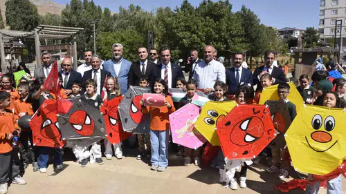 Bitlis semalarında Gazze için yükselen umut: Uçurtmalar özgürlük adına havalandı