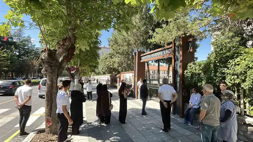 Çorum'da KPSS Maratonu: Sınav Salonlarında Ter Döken Adayların Kaderi Dışarıdaki Ailelerin Dualarında Birleşti
