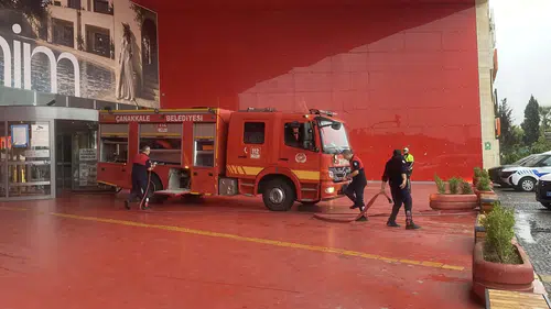 Çanakkale'de sabah saatlerinde AVM'yi dumanlar sardı