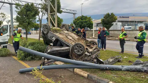 Manisa'da korkunç kaza: Kontrolden çıkan otomobil hurdaya döndü