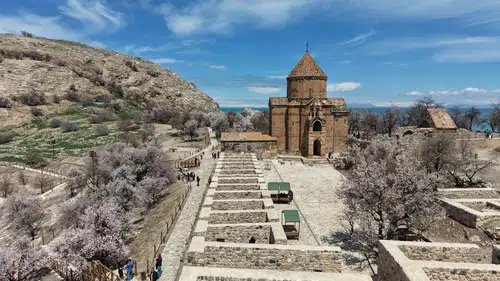 Van Gölü'nün kalbinde 14. kez yankılanan dualar: Akdamar'da tarihi buluşma