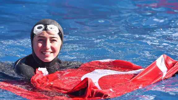 Milli sporcu Şahika Ercümen, kendine ait dünya rekorunu geliştirdi