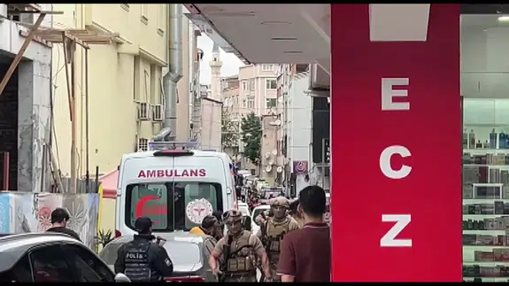 Haciz memurlarıyla karşı karşıya gelen kiracı dehşet saçtı: Silahına sarılıp kendini eve kapattı