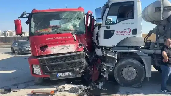 Avcılar'da beton mikserleri kafa kafaya çarpıştı: Aynı firmanın araçları birbirine girdi