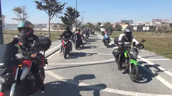 Asfaltın Sessiz Çığlığı: Bin Motosikletli Kaybettikleri Dostları İçin Yollara Döküldü