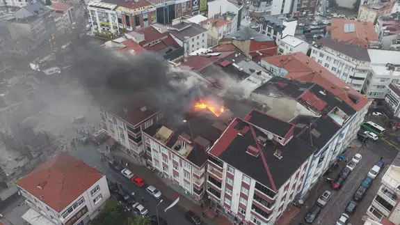 Arnavutköy'de korku dolu anlar: Alevlerin sardığı binadan tahliye operasyonu