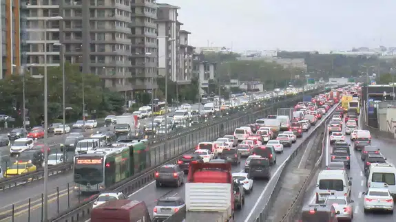 Megakentte akşam trafiği kilitlendi: Yüzde 89 yoğunlukla hayat durma noktasına geldi