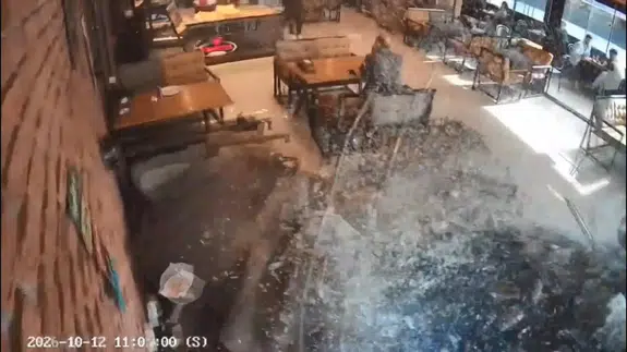 Börek yerken ölümle burun buruna geldi: Saniyelerle kurtuldu
