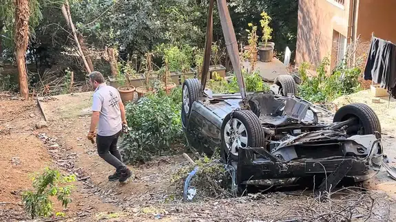 Levent'te korku dolu anlar: 79 yaşındaki sürücü park etmeye çalışırken bahçeye uçtu