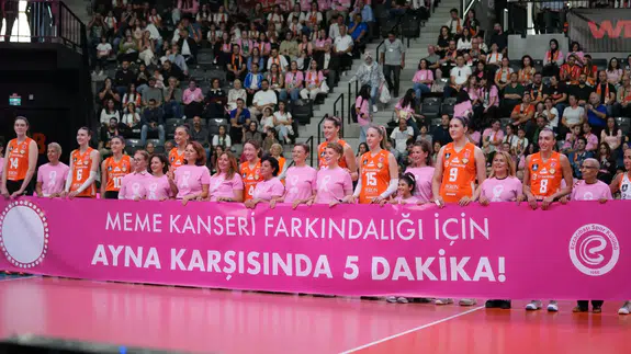 Voleybol sahasında pembe dayanışma: Kanserle savaşan kadınlar umut oldu
