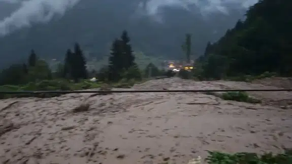 Uzungöl’de sağanak sonrası yol çamurla kapandı, ekipler yeniden açtı