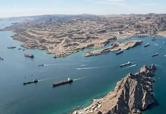İran'dan şaşırtan hamle: Hürmüz Boğazı'ndan geçen ticari gemilere yeni ücretler geliyor!
