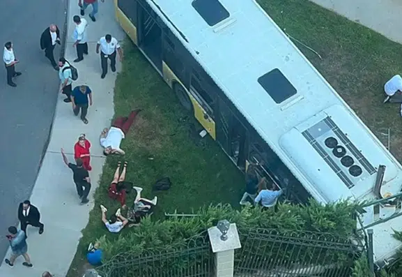 Kennedy Caddesi'nde feci toplu taşıma kazası: Ölü ve yaralılar var
