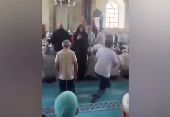 Samsun'da cuma namazında camiye giren kadın cemaati şaşırttı