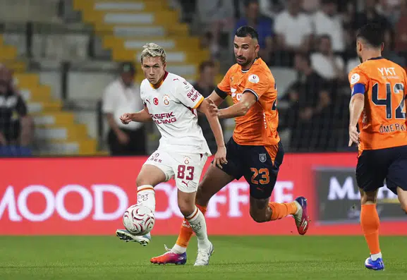 Galatasaray 5 gollü maçta Başakşehir'i 90+1'de gelen golle 3-2 mağlup ettİ