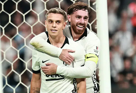 Beşiktaş, Erzurumspor FK'yi 3-0 mağlup ederek maç fazlasıyla liderliğe oturdu