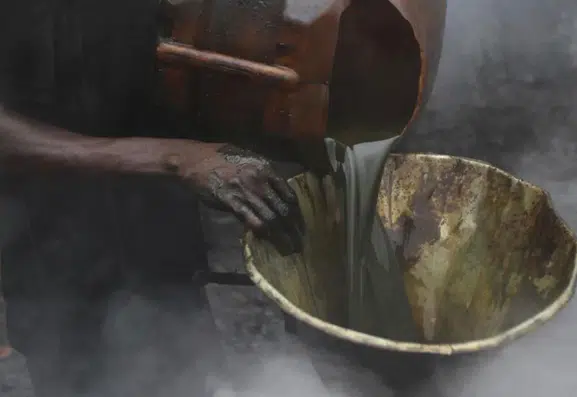 Nijerya'da petrol hırsızlığı yapmaya çalışan 37 kişi zehirlenerek hayatını kaybetti