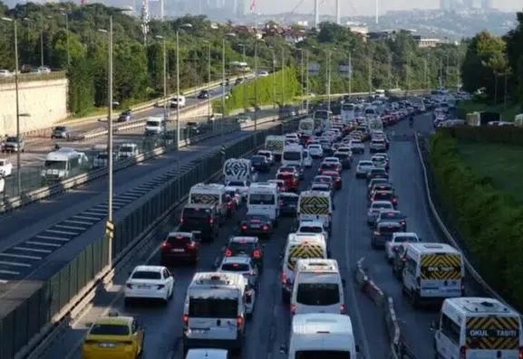 İstanbul'da okulların açılacağı 14 Eylül'de ders saatleri değişti: 10.00-15.00