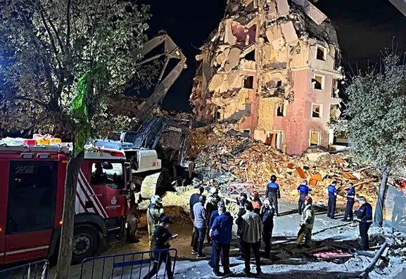 İstanbul'da binada çökme: İki yaralı, arama kurtarma devam ediyor