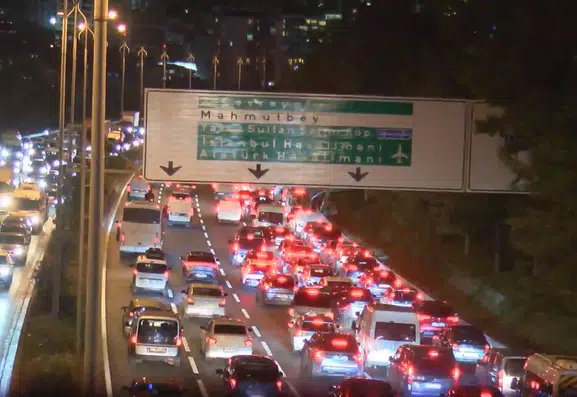 Megakentte akşam trafiği kilitlendi: Yüzde 89 yoğunlukla yollar felç oldu