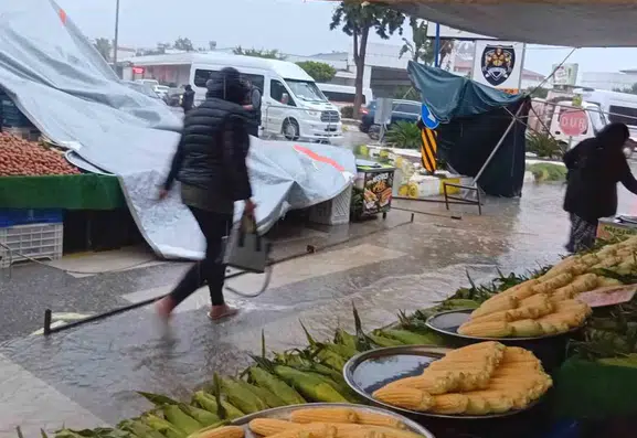 Alanya'da kabus dolu sabah: Yağmur suları evleri ve pazar yerini esir aldı