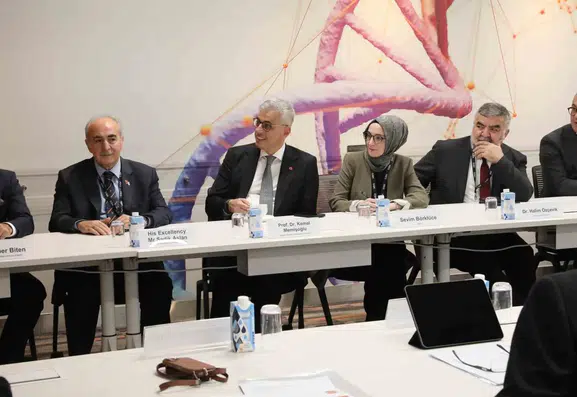 Bakan Memişoğlu'nun Singapur Çıkarması: Geleceğin Tedavi Yöntemleri Yakın Takipte