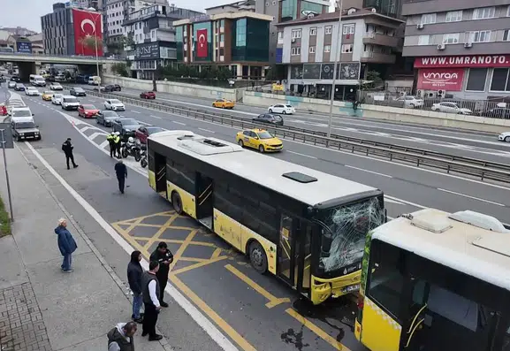 Göztepe Köprüsü'nde İETT otobüsleri birbirine girdi: Yolcular panik yaşadı