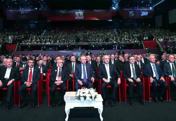 Dijital çağın yeni tehdidi: Tekno-oligarklar gençliği hedef alıyor