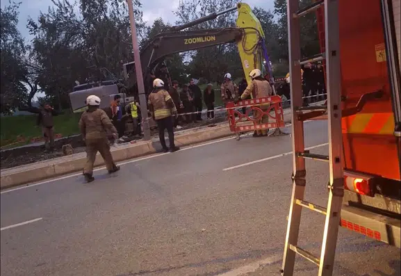 Bayrampaşa'da korkutan çökme: İşçilerin toprak altında kaldığı şüphesi ekipleri harekete geçirdi