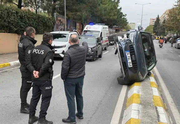 Beylikdüzü'nde korkutan kaza: Yan yatan araçtan sağ kurtuldu