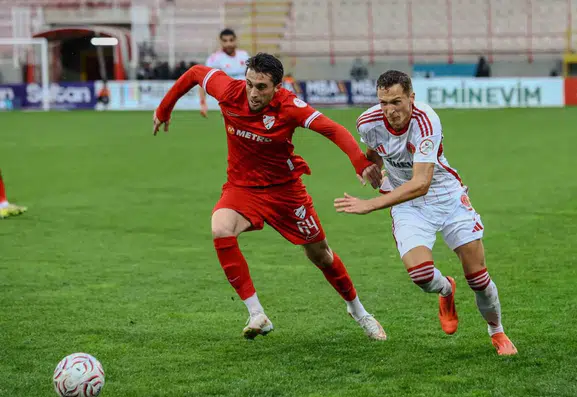 Ümraniye'de sağanak futbolu durdurdu: Hakem kararıyla maç yarıda kaldı