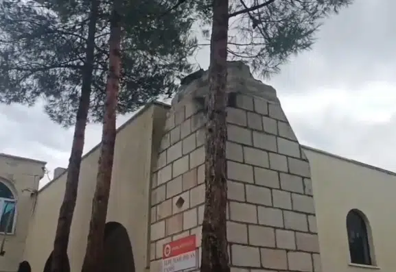 Diyarbakır'da korkutan anlar: Minare evin üzerine böyle çöktü