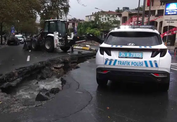 İstanbul'da sağanak kabusu: Eyüpsultan'da yolun bir kısmı aniden çöktü