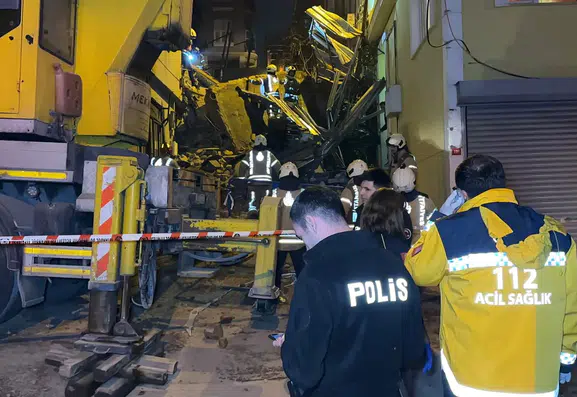 Beyoğlu'nda gece yarısı dehşeti: Beş katlı yapı bir anda yerle bir oldu