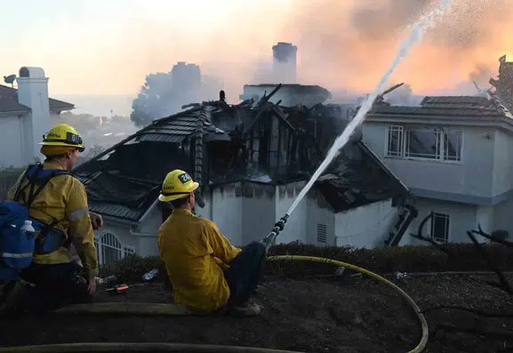 California'da alevler yerleşim yerlerini yuttu: Binlerce kişi evlerini terk etmek zorunda kaldı