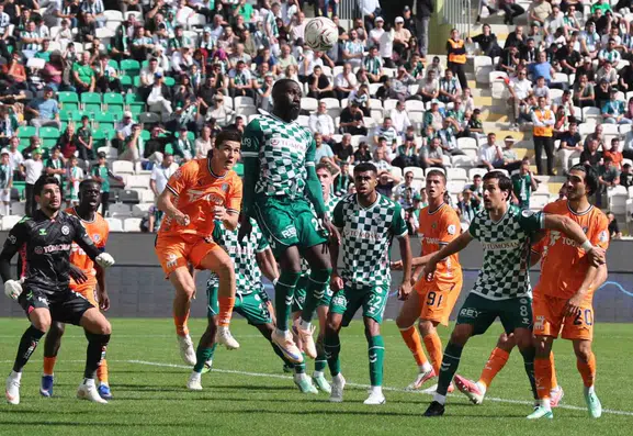 Konya'da kilitler açılmadı: Konyaspor ile Başakşehir puanları bölüşmeye niyetli