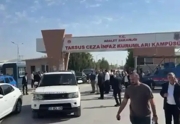 Özgür Özel'den Mersin'de kritik cezaevi ziyareti: Tutuklu başkanlarla bir araya geldi