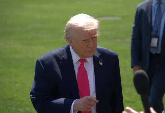 Trump'tan Zelenskiy'e sert çıkış: Ukrayna'nın artık yeni bir liderle yola devam etme vakti geldi