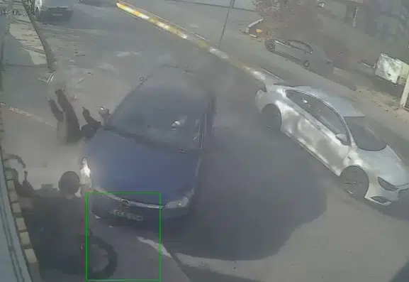 Esenyurt'ta dehşet anları: Kontrolden çıkan otomobil hem motosikleti hem de yayayı biçti