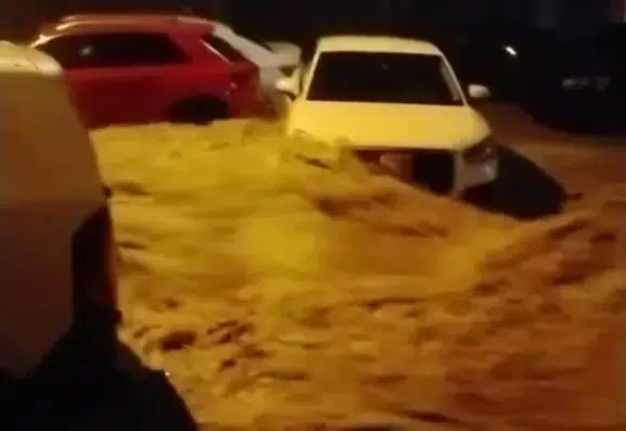 Karasu'da kabus dolu anlar: Park halindeki araçlar sel sularına teslim oldu