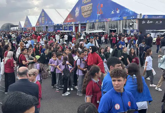 Şanlıurfa'da Gökyüzü ve Teknoloji Aşkı: GAP Havalimanı'nda Tarihi Kalabalık