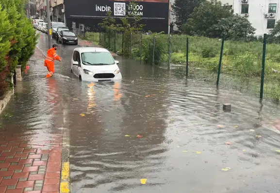 Şişli'de aniden bastıran yağış trafiği felç etti: Bir sürücü sular altında kalan yolda çaresiz kaldı