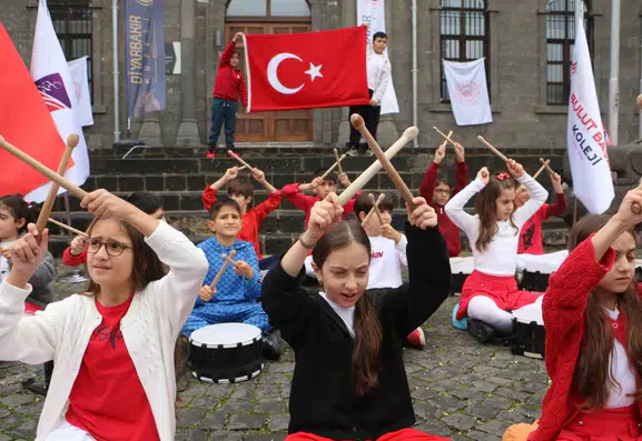 Diyarbakır’ın tarihi dokusunda Cumhuriyet rüzgarı: Sokaklar bayram yerine döndü